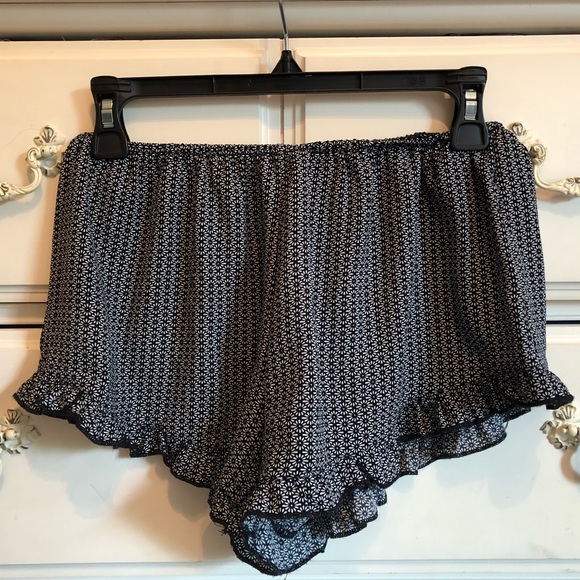 Brandy Melville Pants - Brandy Melville Daisy Shorts